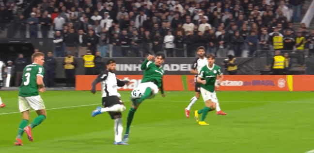 VÍDEO | CBF divulga áudio do VAR de pênalti marcado em Palmeiras e Corinthians: 'Mete a trava na canela'