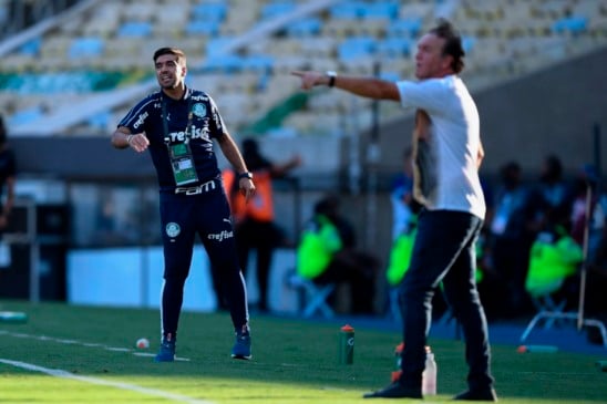 Cuca e Abel Ferreira durante final da Libertadores de 2020 (Foto: AFP)