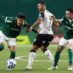 Os jogadores Gustavo Gómez e Anibal Moreno (D), da SE Palmeiras, disputam bola com o jogador do C Atlético Mineiro, durante partida válida pela décima quinta rodada, do Campeonato Brasileiro, Série A, na arena Allianz Parque. (Foto: Cesar Greco/Palmeiras/by Canon)