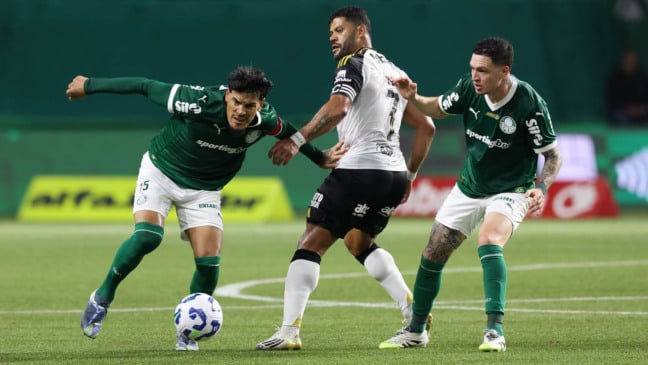 Os jogadores Gustavo Gómez e Anibal Moreno (D), da SE Palmeiras, disputam bola com o jogador do C Atlético Mineiro, durante partida válida pela décima quinta rodada, do Campeonato Brasileiro, Série A, na arena Allianz Parque. (Foto: Cesar Greco/Palmeiras/by Canon)