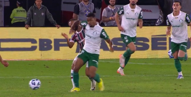 VÍDEO | CBF divulga áudio do VAR de expulsão em Palmeiras e Fluminense: 'Ele sabe o que fez'