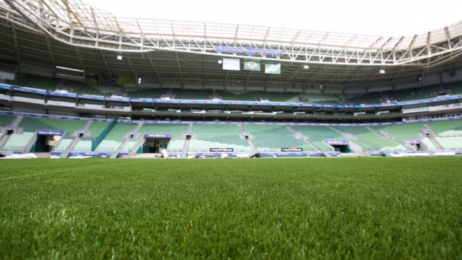 Grama sintética sendo instalada no Allianz Parque, em São Paulo-SP. (Foto: Fabio Menotti)