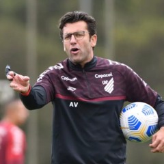 Ex-treinador de Khellven no Athletico-PR, Alberto Valentim analisa contratação do Palmeiras: 'Combina muito com que Abel pede'