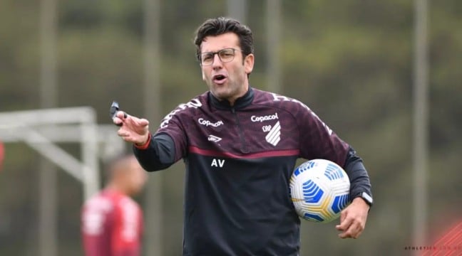 Ex-treinador de Khellven no Athletico-PR, Alberto Valentim analisa contratação do Palmeiras: 'Combina muito com que Abel pede'