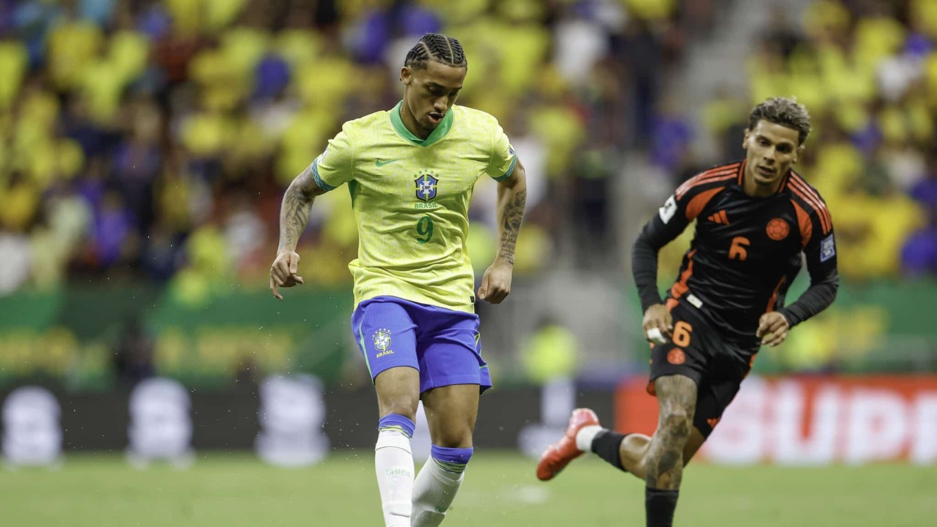 João Pedro em treinamento da Seleção Brasileira (Foto: Rafael Ribeiro/CBF)