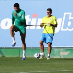 O jogador Murilo e o preparador físico Thiago Maldonado (D), da SE Palmeiras, durante treinamento, na Academia de Futebol. (Foto: Cesar Greco/Palmeiras)