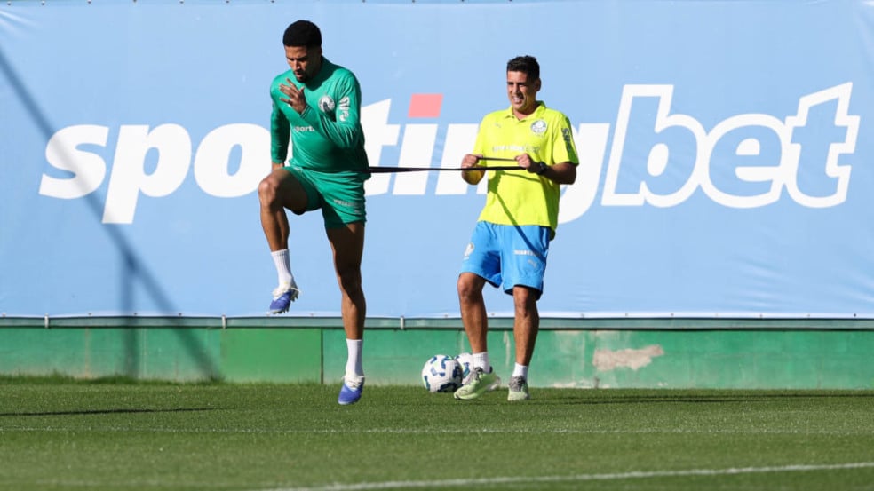 O jogador Murilo e o preparador físico Thiago Maldonado (D), da SE Palmeiras, durante treinamento, na Academia de Futebol. (Foto: Cesar Greco/Palmeiras)
