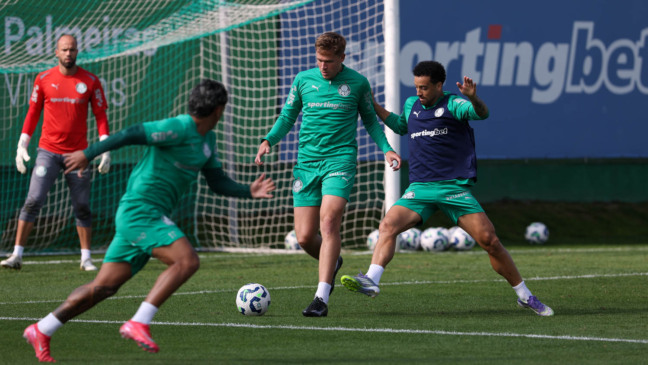Os jogadores Bruno Fuchs e Felipe Anderson (D), da SE Palmeiras, durante treinamento, na Academia de Futebol. (Foto: Cesar Greco/Palmeiras/by Canon)