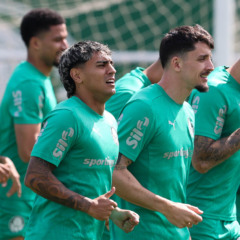 Os jogadores Facundo Torres e Joaquín Piquerez (D), da SE Palmeiras, durante treinamento, na Academia de Futebol. (Foto: Cesar Greco/Palmeiras/by Canon)
