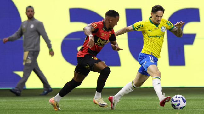 O jogador Khellven, da SE Palmeiras, disputa bola com o jogador do Sport CR, durante partida válida pela vigésima primeira rodada, do Campeonato Brasileiro, Série A, na arena Allianz Parque. (Foto: Cesar Greco/Palmeiras)