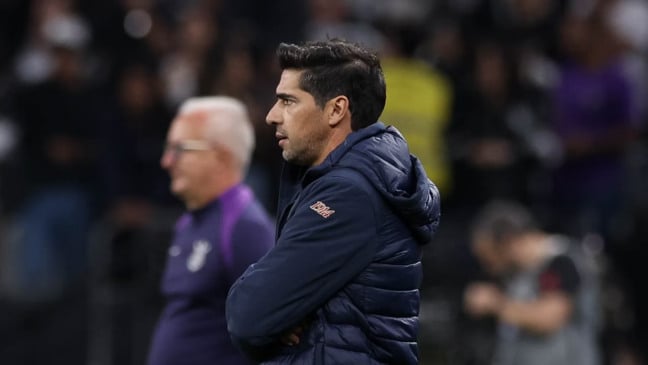 da SE Palmeiras, disputa bola com o jogador do SC Corinthians P, durante partida válida pela vigésima segunda rodada, do Campeonato Brasileiro, Série A, na Neo Química Arena. (Foto: Cesar Greco/Palmeiras)
