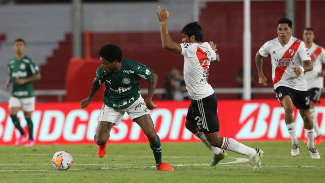 O jogador Luiz Adriano, da SE Palmeiras, disputa bola com o jogador Rojas, do CA River Plate, durante partida válida pelas semi finais (ida), da Copa Libertadores, no estádio Libertadores da América. (Foto: Cesar Greco)
