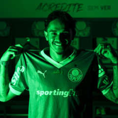 Khellven com a camisa do Verdão na Academia de Futebol (Foto: Palmeiras/Divulgação)