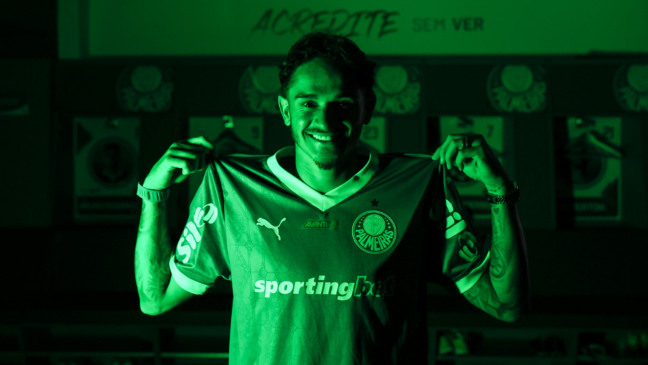 Khellven com a camisa do Verdão na Academia de Futebol (Foto: Palmeiras/Divulgação)