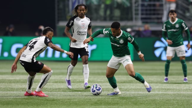 O jogador Vitor Roque, da SE Palmeiras, disputa bola com o jogador do SC Corinthians P, durante partida válida pelas oitavas de final, da Copa do Brasil, na arena Allianz Parque. (Foto: Cesar Greco/Palmeiras/by Canon)