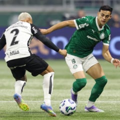 O jogador Ramón Sosa, da SE Palmeiras, disputa bola com o jogador do SC Corinthians P, durante partida válida pelas oitavas de final, da Copa do Brasil, na arena Allianz Parque. (Foto: Cesar Greco/Palmeiras/by Canon)