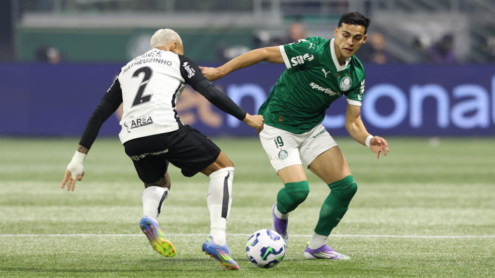 O jogador Ramón Sosa, da SE Palmeiras, disputa bola com o jogador do SC Corinthians P, durante partida válida pelas oitavas de final, da Copa do Brasil, na arena Allianz Parque. (Foto: Cesar Greco/Palmeiras/by Canon)