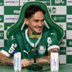 O jogador Khellven, da SE Palmeiras, é apresentado com o mais novo atleta do clube, na Academia de Futebol. (Foto: Cesar Greco/Palmeiras/by Canon)
