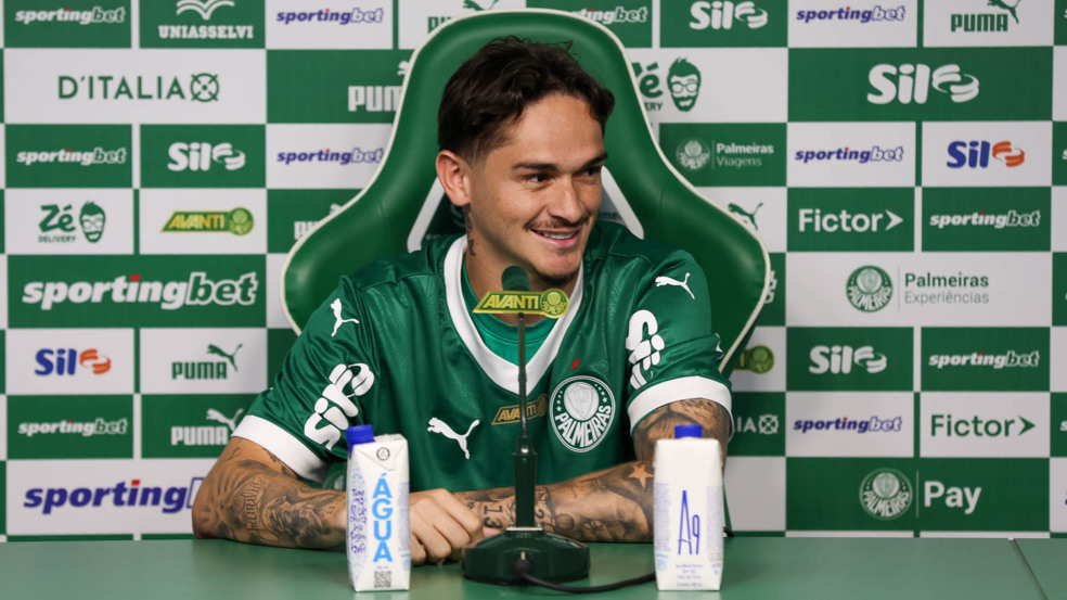 O jogador Khellven, da SE Palmeiras, é apresentado com o mais novo atleta do clube, na Academia de Futebol. (Foto: Cesar Greco/Palmeiras/by Canon)
