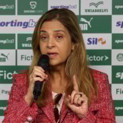 A presidente Leila Pereira, da SE Palmeiras, apresenta o mais novo atleta do clube Khellven, na Academia de Futebol. (Foto: Cesar Greco/Palmeiras/by Canon)
