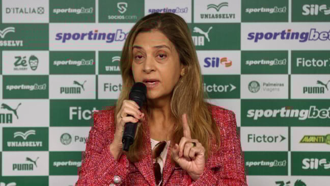 A presidente Leila Pereira, da SE Palmeiras, apresenta o mais novo atleta do clube Khellven, na Academia de Futebol. (Foto: Cesar Greco/Palmeiras/by Canon)
