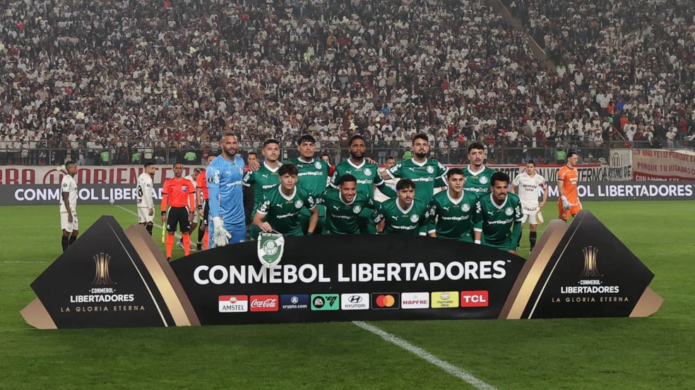 O time da SE Palmeiras, posa para foto em jogo contra a equipe do C Universitario D, durante partida válida pelas oitavas de final, ida, da Copa Libertadores, no Estádio Monumental. (Foto: Cesar Greco/Palmeiras/by Canon)