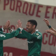 O jogador Vitor Roque, da SE Palmeiras, comemora seu gol contra a equipe do C Universitario D, durante partida válida pelas oitavas de final, ida, da Copa Libertadores, no Estádio Monumental. (Foto: Cesar Greco/Palmeiras/by Canon)
