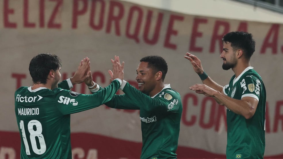 O jogador Vitor Roque, da SE Palmeiras, comemora seu gol contra a equipe do C Universitario D, durante partida válida pelas oitavas de final, ida, da Copa Libertadores, no Estádio Monumental. (Foto: Cesar Greco/Palmeiras/by Canon)
