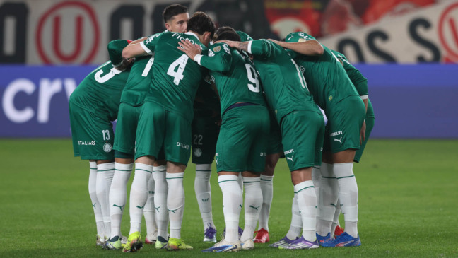 O time da SE Palmeiras, em jogo contra a equipe do C Universitario D, durante partida válida pelas oitavas de final, ida, da Copa Libertadores, no Estádio Monumental. (Foto: Cesar Greco/Palmeiras/by Canon)