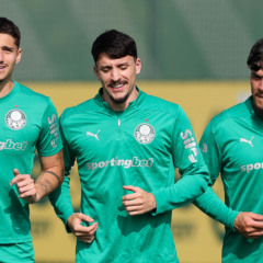 Os jogadores Emiliano Martínez, Joaquín Piquerez e Gustavo Gómez (E/D), da SE Palmeiras, durante treinamento, na Academia de Futebol. (Foto: Cesar Greco/Palmeiras/by Canon)
