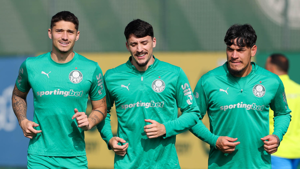 Os jogadores Emiliano Martínez, Joaquín Piquerez e Gustavo Gómez (E/D), da SE Palmeiras, durante treinamento, na Academia de Futebol. (Foto: Cesar Greco/Palmeiras/by Canon)
