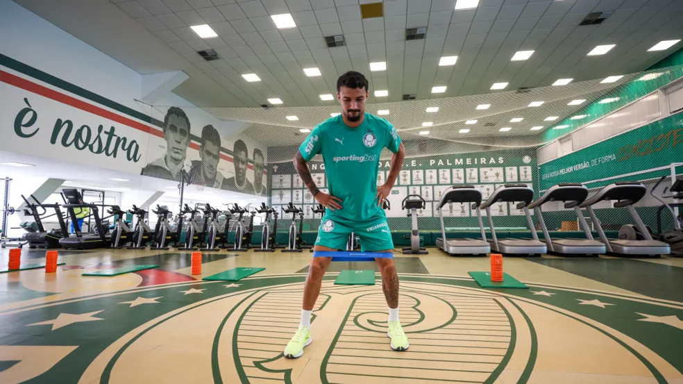 Palmeiras anuncia contratação de Jefté, lateral-esquerdo que atuava no futebo escocês