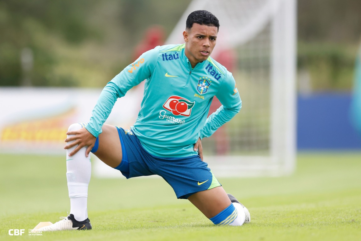 De entregador de sapatos à Seleção Brasileira: conheça zagueiro que se destaca no Sub-20 do Palmeiras