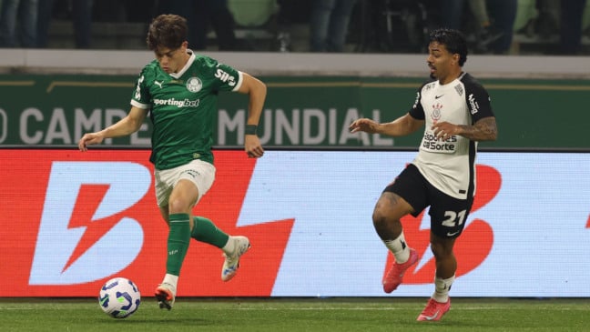 O jogador Agustín Giay, da SE Palmeiras, disputa bola com o jogador do SC Corinthians P, durante partida válida pelas oitavas de final, da Copa do Brasil, na arena Allianz Parque. (Foto: Cesar Greco/Palmeiras/by Canon)
