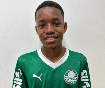 Lucas Vinicius assinou o contrato com o Palmeiras (Foto: Divulgação) 
