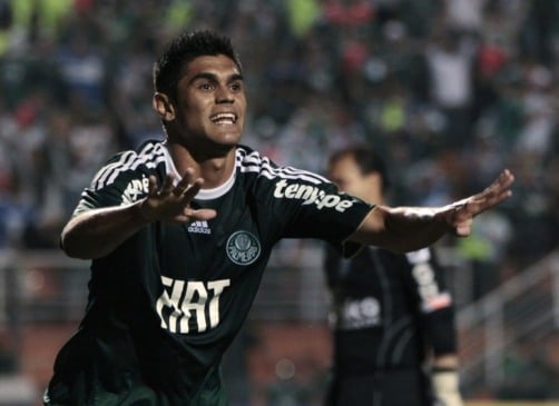 Ex-jogador do Palmeiras bate pênalti de forma inusitada pela Série D; veja