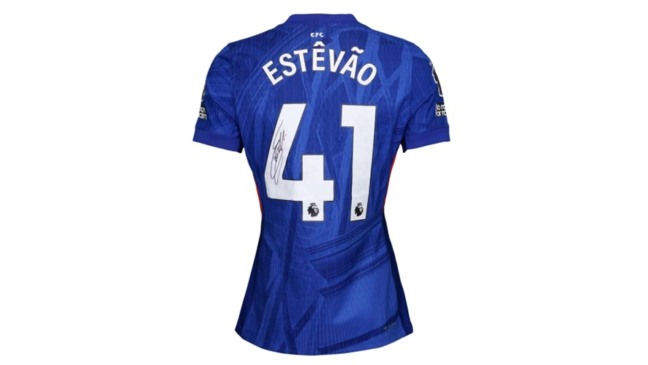 Camisa usada por Estêvão em seu primeiro jogo na Premier League é arrebatada por R$ 44 mil