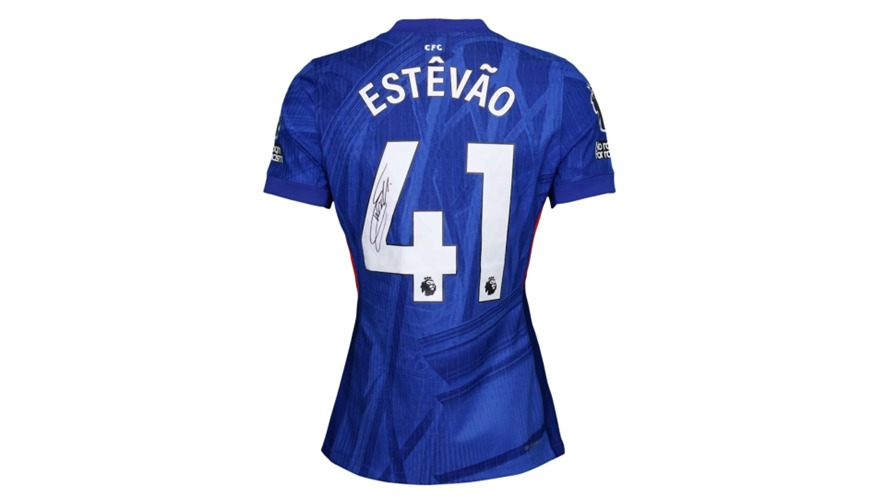 Camisa usada por Estêvão em seu primeiro jogo na Premier League é arrebatada por R$ 44 mil