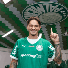 Khellven com a camisa do Verdão na Academia de Futebol (Foto: Palmeiras/Divulgação)