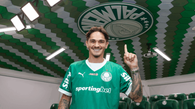 Khellven com a camisa do Verdão na Academia de Futebol (Foto: Palmeiras/Divulgação)