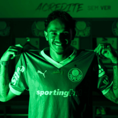 Khellven com a camisa do Verdão na Academia de Futebol (Foto: Palmeiras/Divulgação)