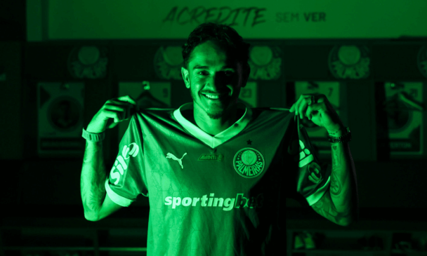 Khellven com a camisa do Verdão na Academia de Futebol (Foto: Palmeiras/Divulgação)
