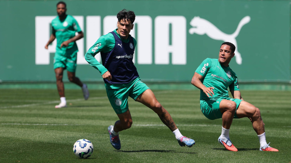Os jogadores Gustavo Gómez e Vitor Roque (D), da SE Palmeiras, durante treinamento, na Academia de Futebol. (Foto: Cesar Greco/Palmeiras/by Canon)