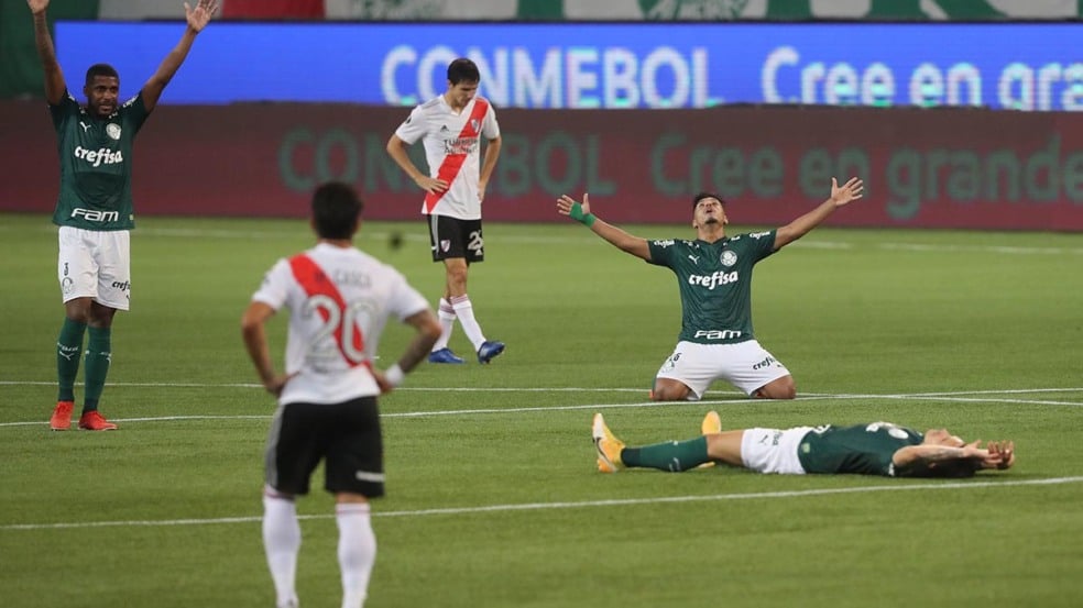 SP - LIBERTADORES/PALMEIRAS X RIVER PLATE - ESPORTES - Jogadores do Palmeiras comemoram a classificação à final da Copa Libertadores 2020 após a   derrota por 2 a 0 (vitória por 3 a 2 no placar agregado) para o River Plate, da   Argentina, no Allianz Parque, na zona oeste de São Paulo, na noite desta terça-feira   (12).   12/01/2021 - Foto: ALEX SILVA/ESTADÃO CONTEÚDO