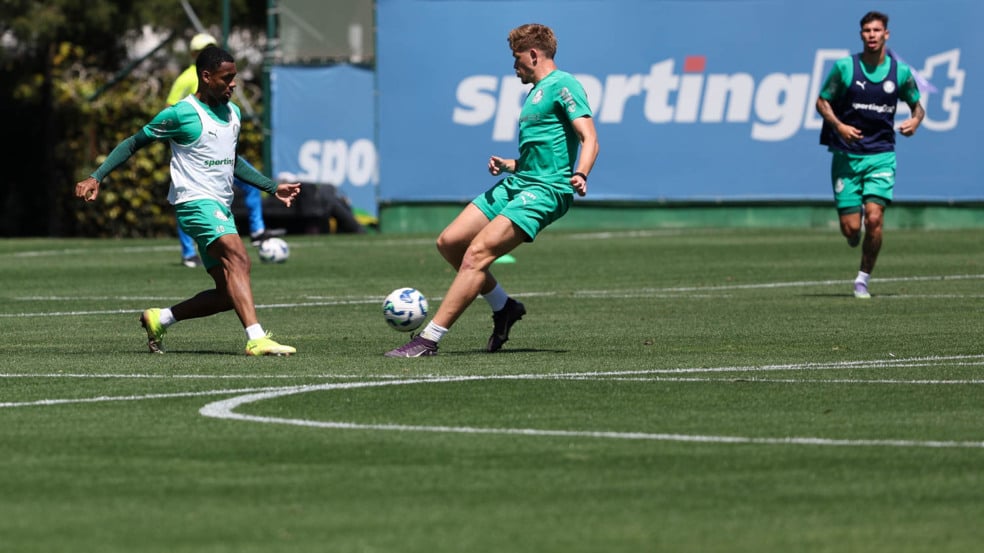 Os jogadores Allan e Bruno Fuchs (D), da SE Palmeiras, durante treinamento, na Academia de Futebol. (Foto: Cesar Greco/Palmeiras/by Canon)