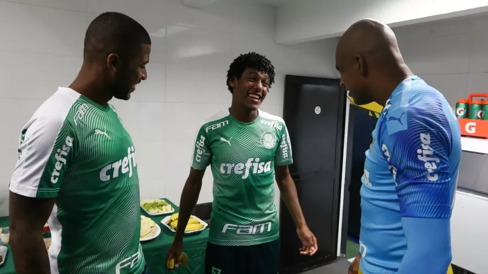 Pedro Acacio com Emerson Santos e Jailson antes do clássico contra o Santos — Foto: Cesar Greco / Ag. Palmeiras

