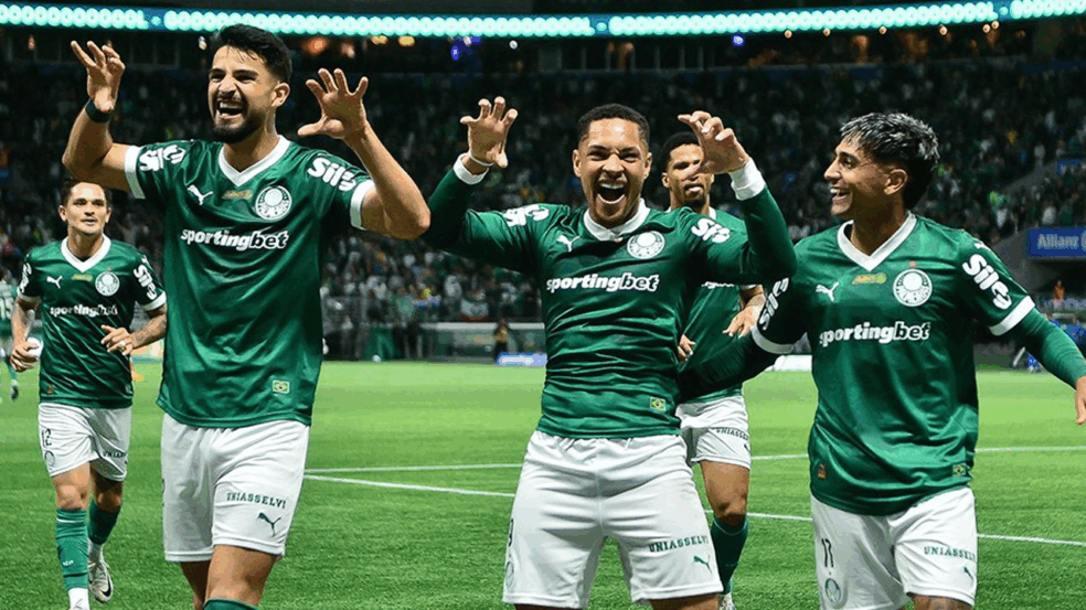 Vitor Roque e Flaco comemoram gol pelo Palmeiras (Foto: Allianz Parque)
