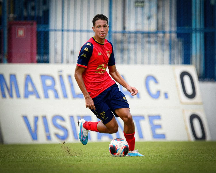 Hugo em ação pelo time Sub-17 do Grêmio Prudente (Foto: Divulgação / ogol)
