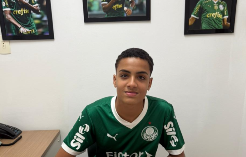 Hudson assinou contrato de formação com o Palmeiras (Foto: Divulgação)