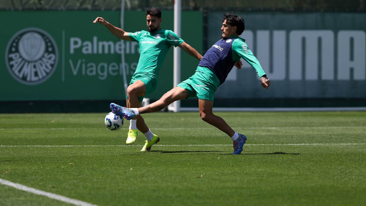 Os jogadores Flaco López e Gustavo Gómez (D), da SE Palmeiras, durante treinamento, na Academia de Futebol. (Foto: Cesar Greco/Palmeiras/by Canon)
